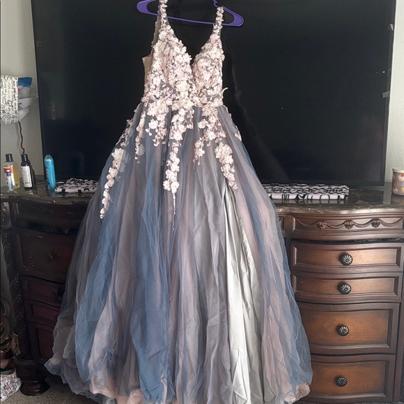 Dresses & Skirts - Elegant Floral Gown with Ombre Skirt with slit perfect for prom
